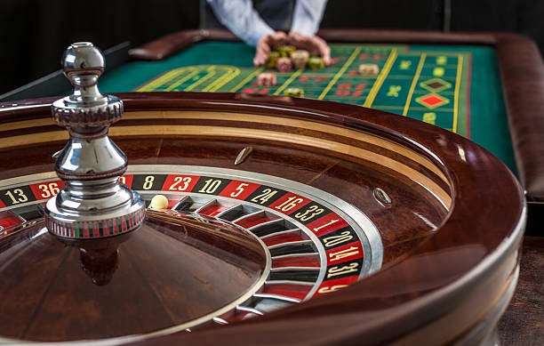 Aviator game interface showing multiplier climb and cash-out button on mobile screen